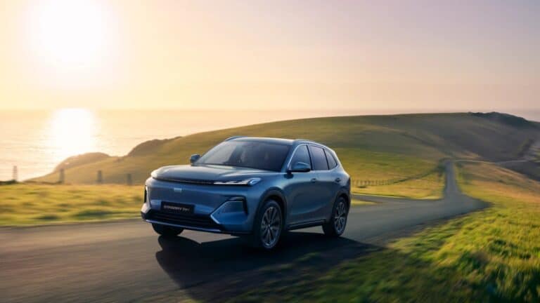 Mientras España se llena de marcas chinas desconocidas, el dueño de Volvo responde con un SUV de 1.055 km de autonomía, motor fabricado en Valladolid… y desde 33.490 €