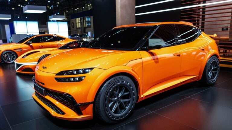 Mientras España se llena de chinos baratos, los coreanos plantan tres eléctricos de lujo: Genesis llega con hasta 650 CV, 800V… y sin un solo motor de combustión