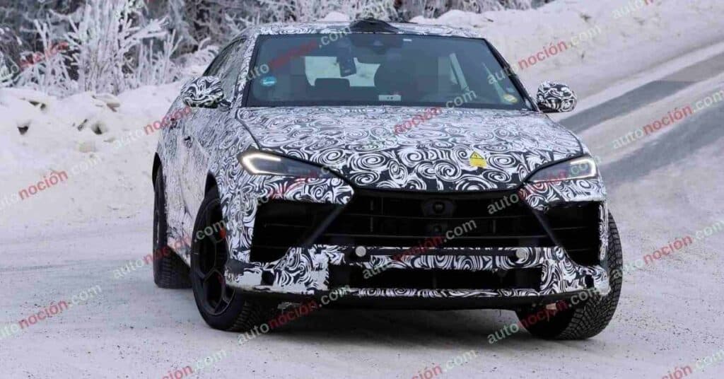 Hemos cazado el Lamborghini más polémico que se ha fabricado nunca: SUV, más de 800 CV, híbrido enchufable y un límite de ruido que le roba lo que más amaban sus fans