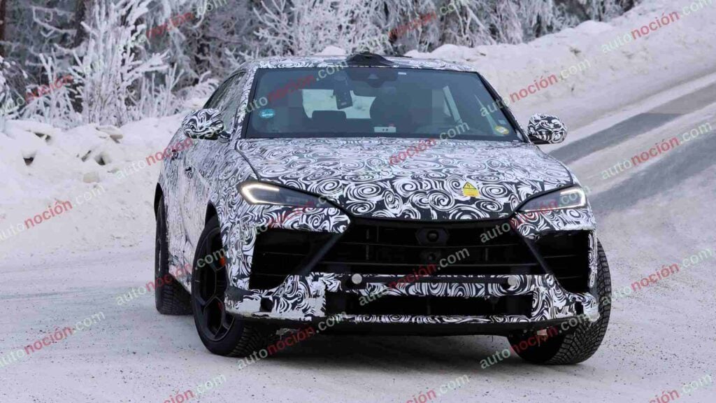Hemos cazado el Lamborghini más polémico que se ha fabricado nunca: SUV, más de 800 CV, híbrido enchufable y un límite de ruido que le roba lo que más amaban sus fans