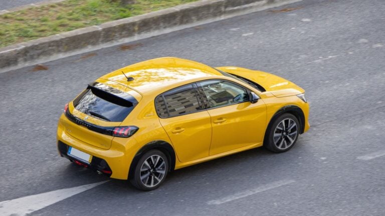 Mientras España sigue la locura con los SUV chinos, los franceses encuentran una solución: etiqueta ECO, 145 CV, 4,5 l/100 km… y menos de 20.000 €