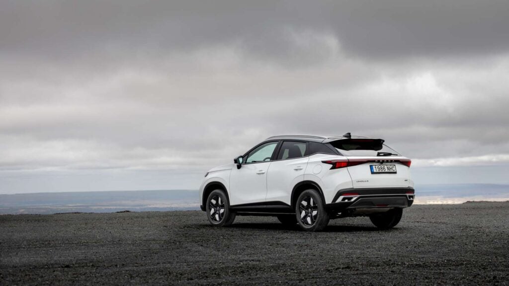 Por 23.990 €, este SUV tiene motor híbrido, etiqueta ECO, 224 CV y se ensambla en España: el Hyundai Kona híbrido arranca en 27.540 €… y es peor