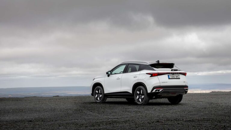 Por 23.990 €, este SUV tiene motor híbrido, etiqueta ECO, 224 CV y se ensambla en España: el Hyundai Kona híbrido arranca en 27.540 €… y es peor