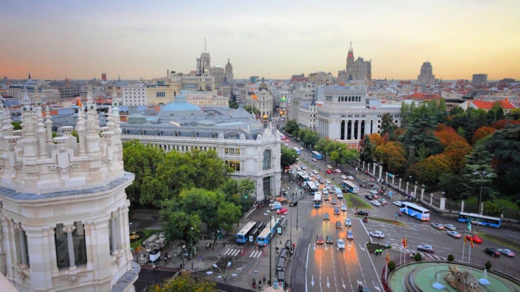 Prometían consumos de 1,5 l/100 km y etiqueta CERO… pero un estudio revela que los híbridos enchufables gastan casi como un motor diésel