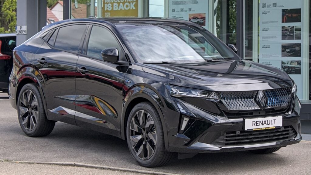 Fabricado en Palencia, 300 CV, etiqueta CERO y 19.000 € menos que su rival alemán: este Renault híbrido cambia las reglas del SUV premium en 2026