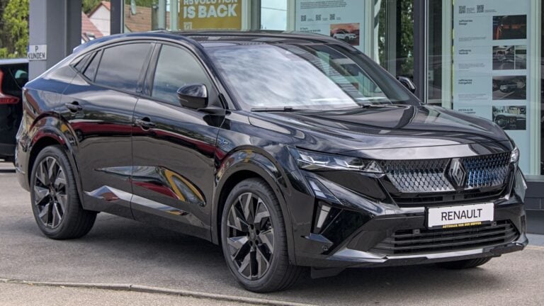 Fabricado en Palencia, 300 CV, etiqueta CERO y 19.000 € menos que su rival alemán: este Renault híbrido cambia las reglas del SUV premium en 2026