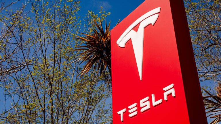 Tesla acaba de patentar una dirección con ratios de F1 y 340 grados de giro para su próximo deportivo: así funciona el sistema que quiere jubilar al volante convencional