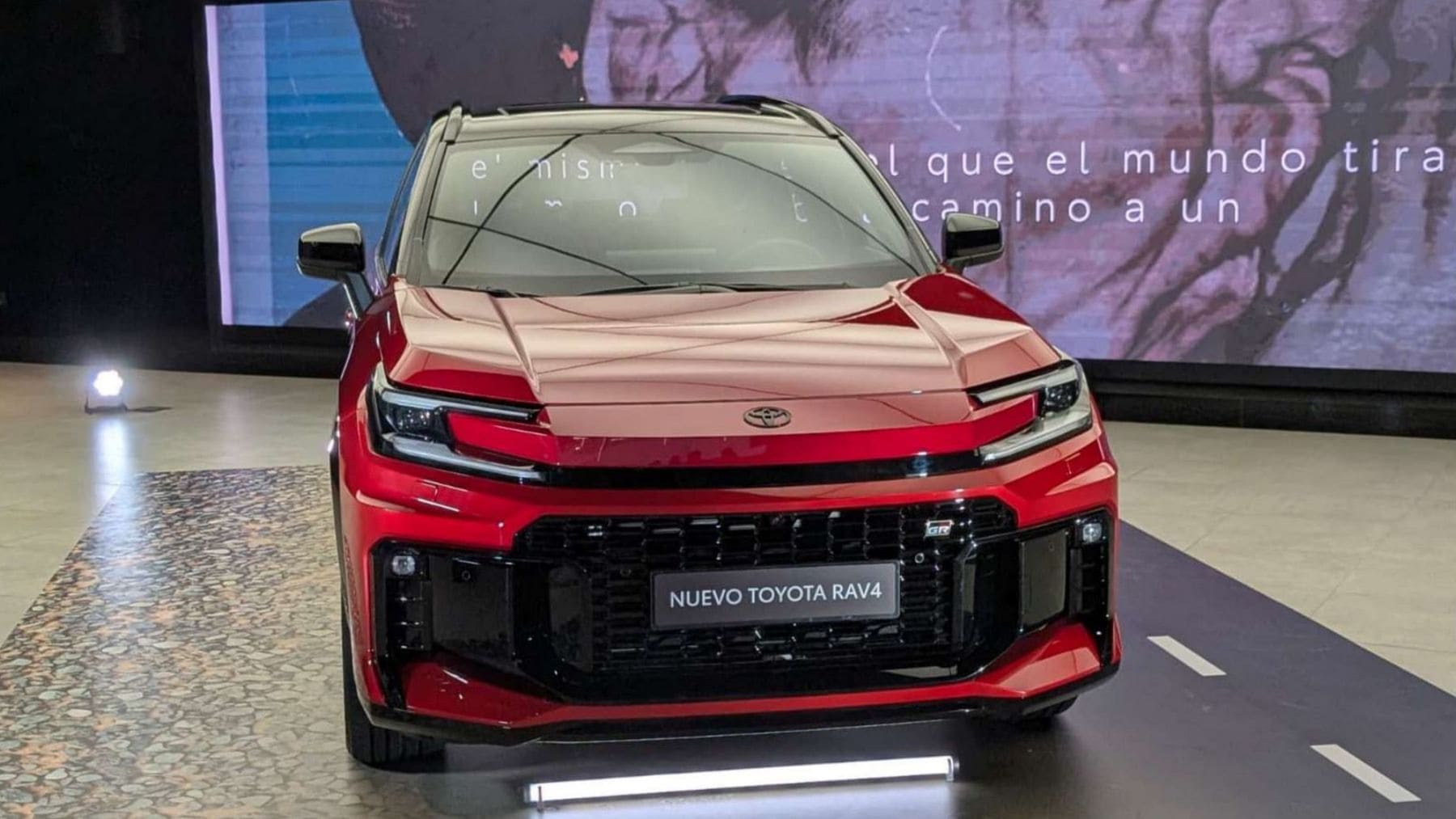100 km sin gasolina y carga rápida en un SUV familiar: Toyota acaba de cambiar las reglas del enchufable en España