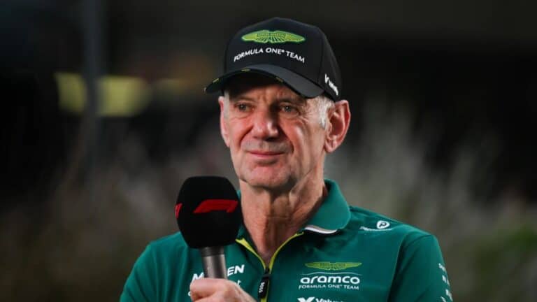 Adrian Newey prioriza el diseño del AMR26 y obliga a Aston Martin a buscar un nuevo jefe