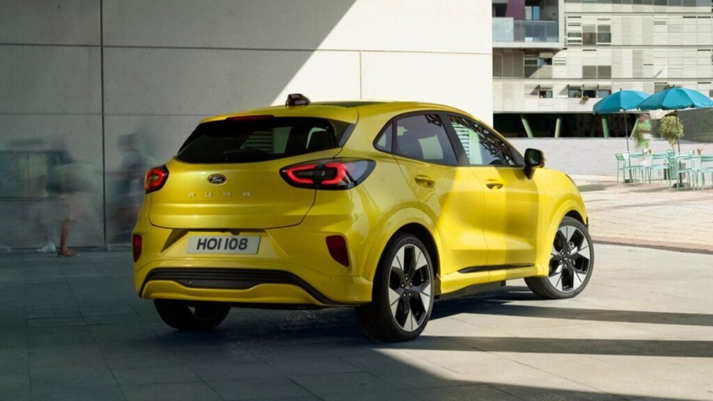 Ford tiene un SUV urbano que vende más que el Arona en Europa… y acaba de mejorar: viene con etiqueta ECO y un truco en el maletero