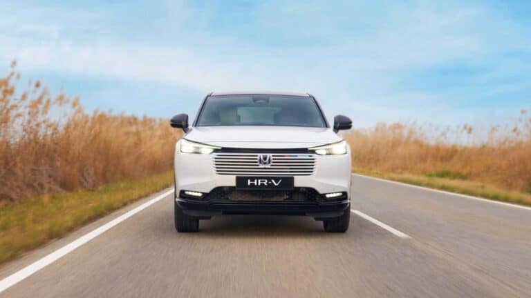 Mientras España se pelea por el C-HR, aparece otra opción japonesa con una receta mágica: 131 CV, 5,4 l/100… y un interior mucho más práctico