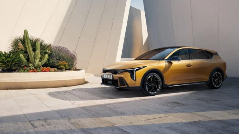 No es el Golf, pero este compacto coreano tiene etiqueta ECO, tres pantallas y 30.750 €: lo del maletero es otra historia