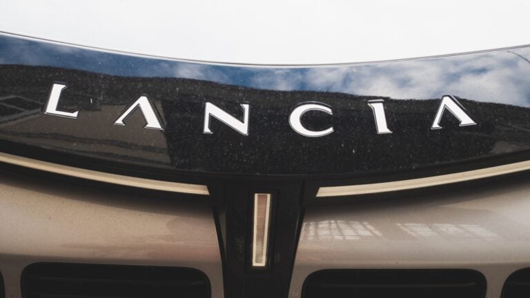 China tiene SUV baratos, Alemania premium caro… e Italia responde con el Lancia Gamma: diseño top, 370 CV y desde 40.000 €