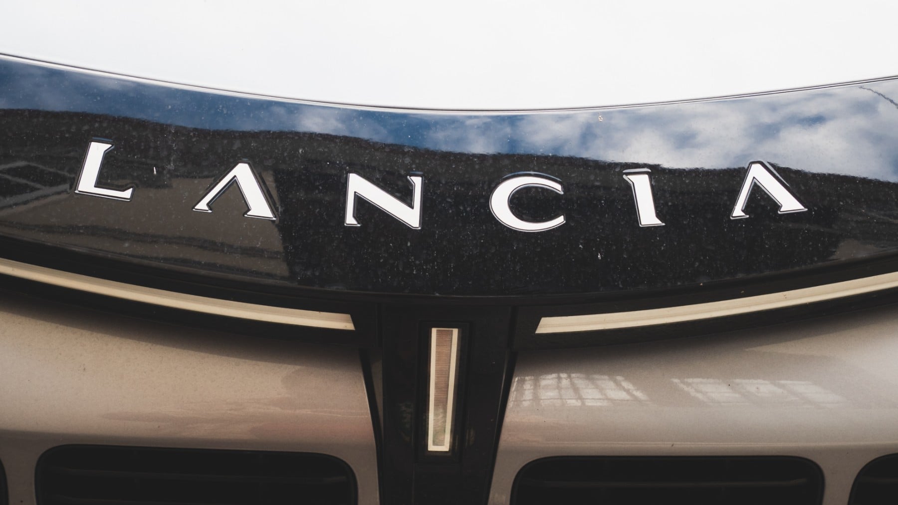 China tiene SUV baratos, Alemania premium caro… e Italia responde con el Lancia Gamma: diseño top, 370 CV y desde 40.000 €