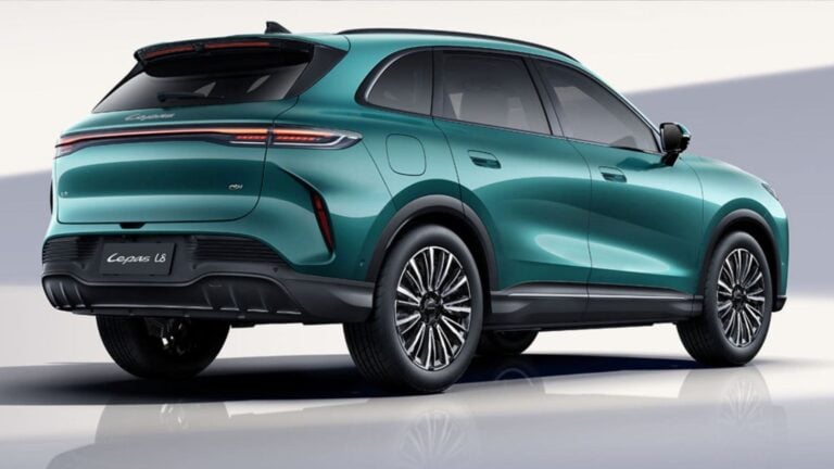 Mientras España se llena de chinos baratos, Chery planta uno de lujo: el Lepas L8 con 1.300 km de autonomía, suspensión neumática… y etiqueta CERO