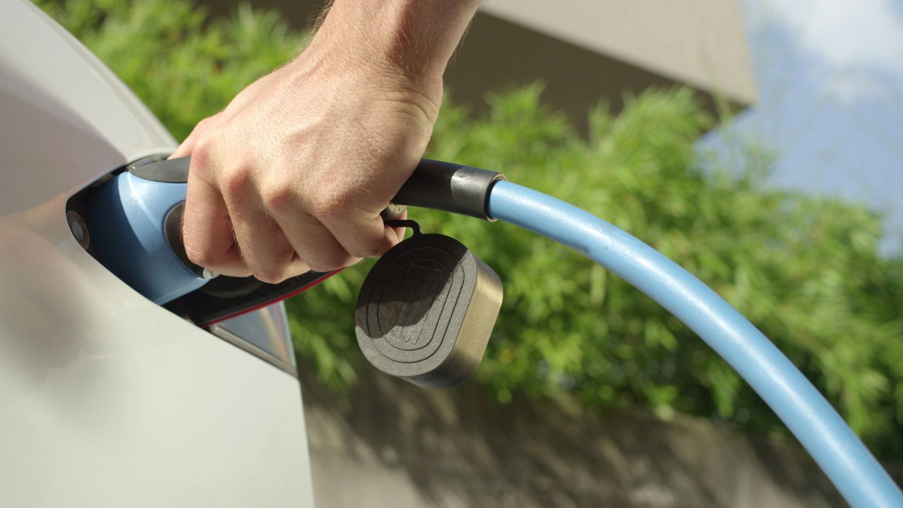 El Congreso la tumbó, el Gobierno la rescató y la declaración ya está abierta: así recuperas los 3.000 € que Hacienda te debe si compraste un PHEV o un eléctrico