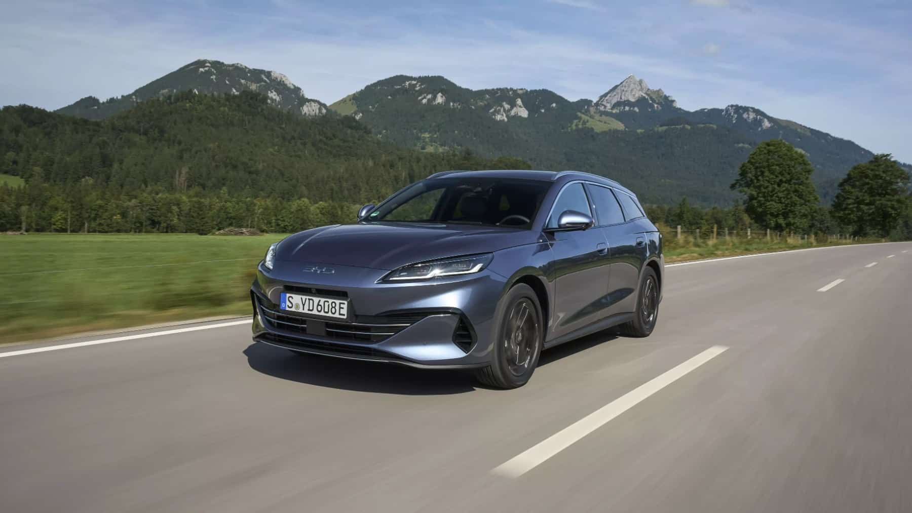 Todas las marcas europeas vendiendo familiares PHEV por más de 50.000 € y llega BYD y planta, por 29.290 € con ayudas, 1.350 km de autonomía, etiqueta CERO y 500 litros de maletero