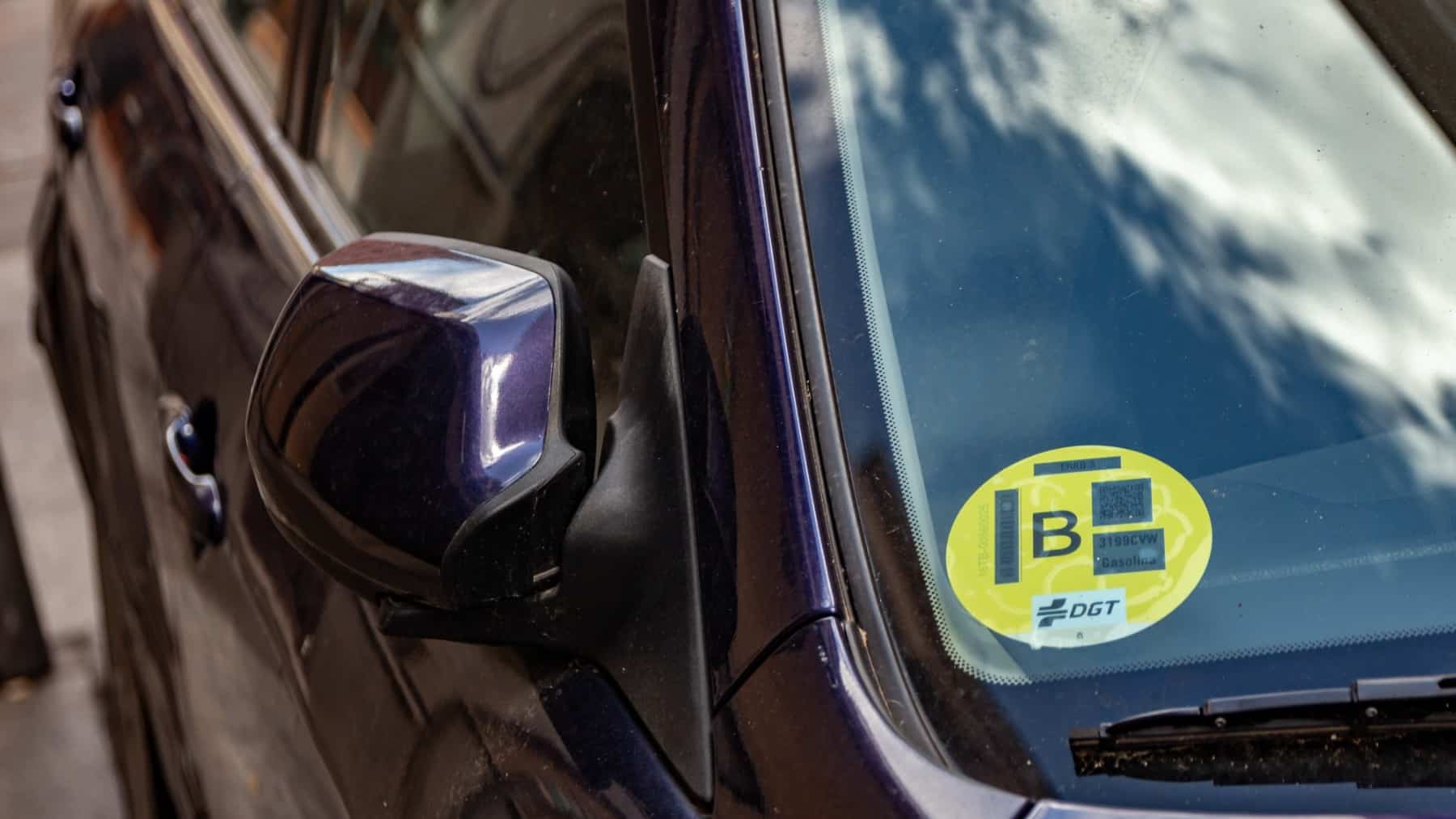 Si tu coche tiene etiqueta B, la cuenta atrás ha empezado: fecha límite actualizado para no entrar al centro de las ciudades y esto es lo que puedes hacer antes