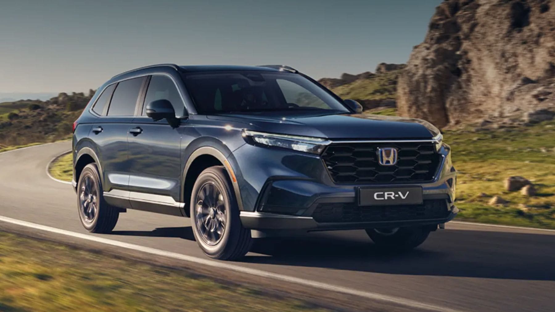 Todos pagando más de 50.000 € por un híbrido coreano y va Honda y planta el CR-V e:HEV: 184 CV, 587 L de maletero y 46.395 € contado en oferta