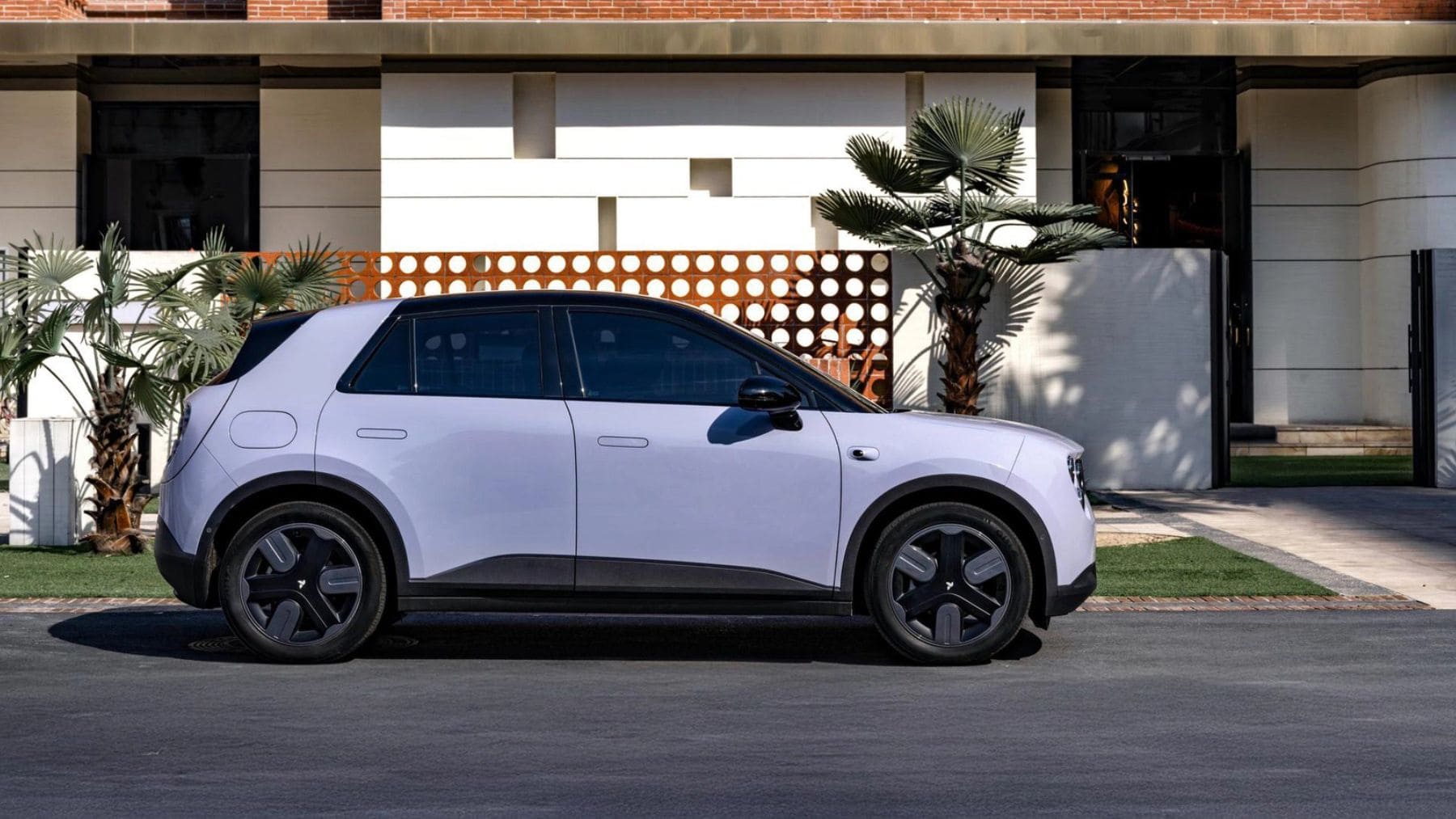 Diseñado en Múnich por un ex-BMW, es el ‘anti-MINI’ chino que ya llega a España: 330 km, 143 CV y 29.990 €