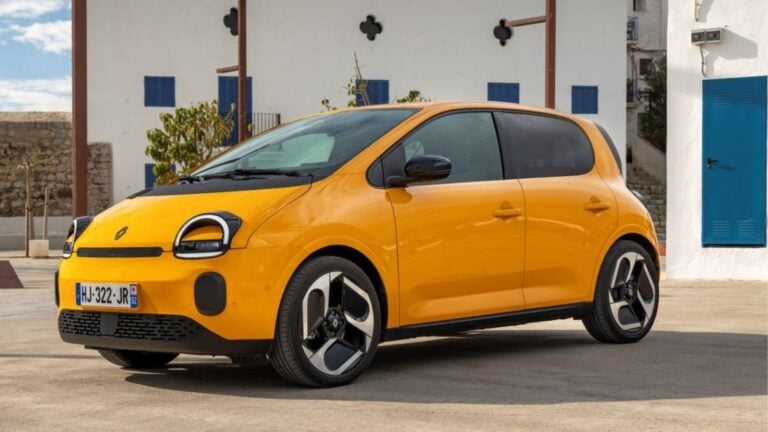 España buscando un eléctrico barato en los chinos y los franceses acaban de poner un precio de otra época: menos de 13.000€, fabricado en Europa y con 263 km de autonomía