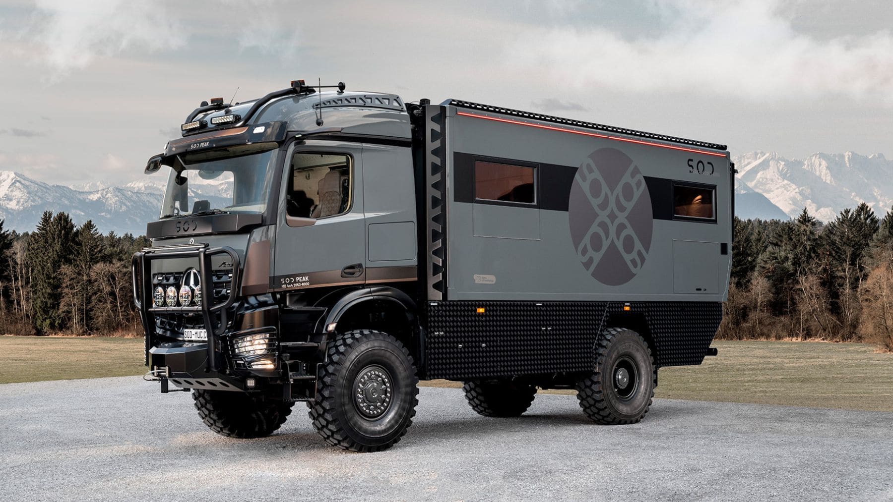 Cuesta como un chalet, pesa como un autobús urbano y por dentro parece una suite de hotel: así es el SOD Peak, un camper 6×6 alemán con motor diésel de 15,6 litros