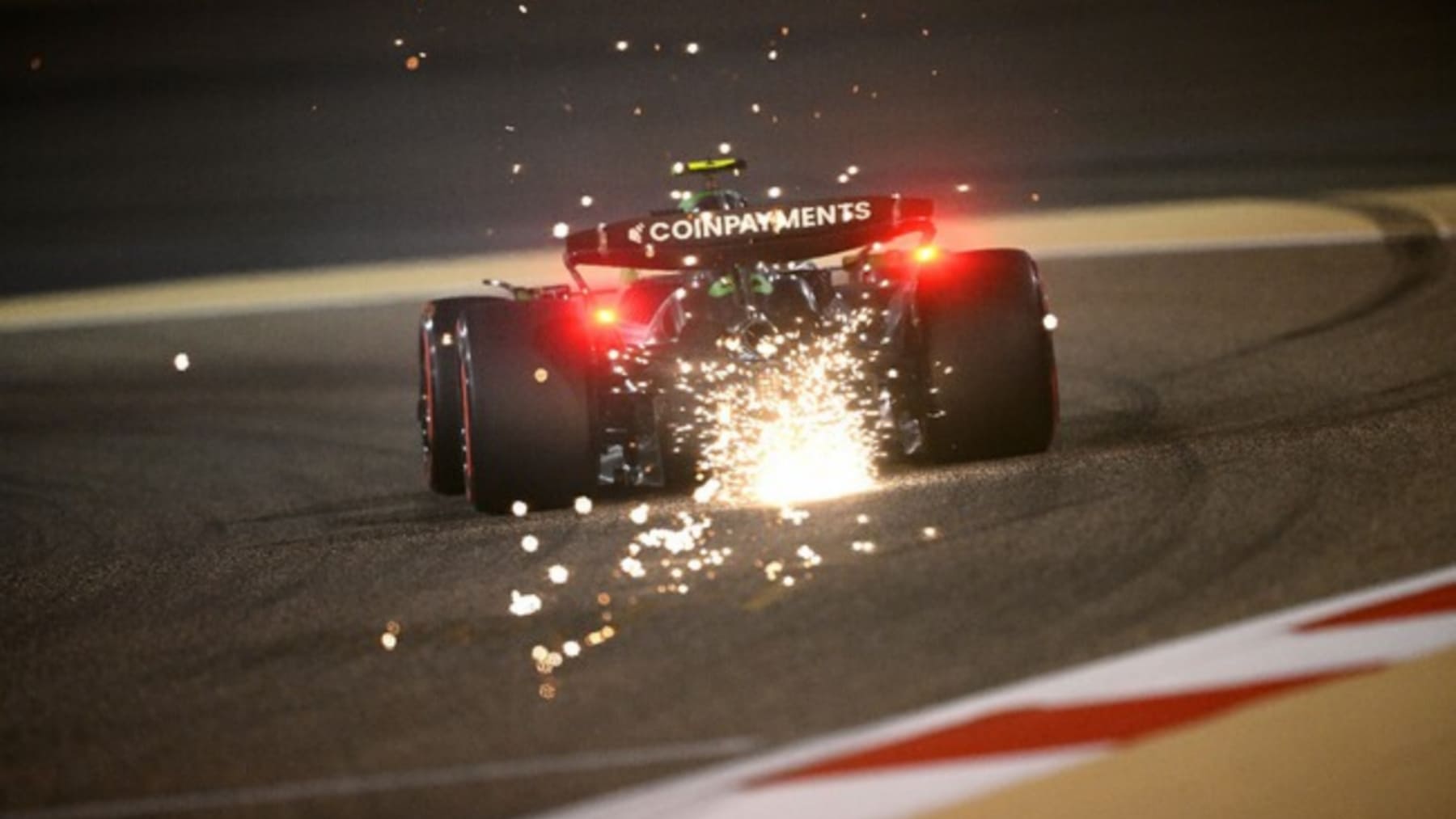 La FIA planea prohibir las chispas de los F1 tras descubrir que el titanio de los fondos está prendiendo fuego a los circuitos