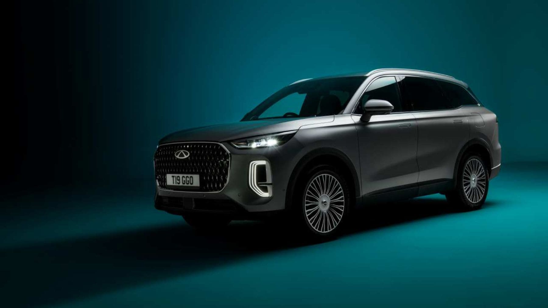 Mientras Toyota presume del RAV4, Chery confirma el Tiggo 9 como base del Ebro S900: 7 plazas, 1.300 km combinados y SHS de 428 CV