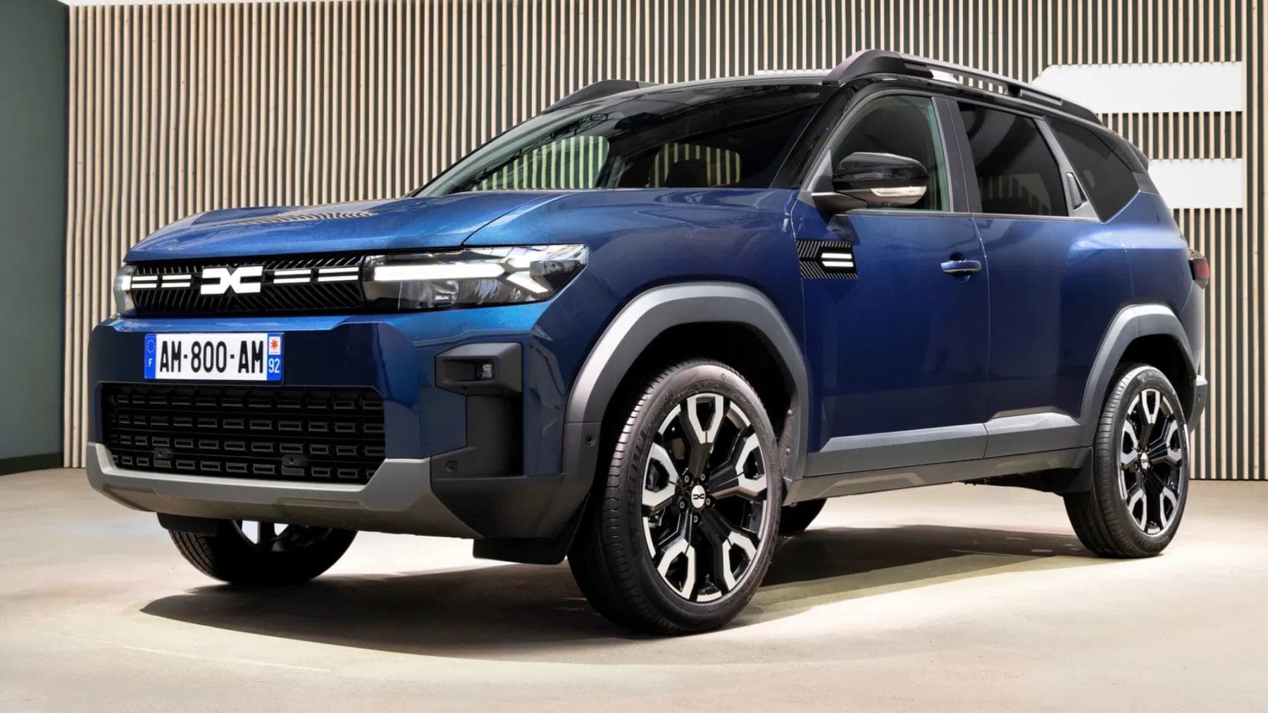 Todos esperando un híbrido enchufable de 50.000 € y llega Dacia y planta, por 25.000 €, su primer SUV 4×4 con etiqueta ECO, GLP y 1.250 km de autonomía