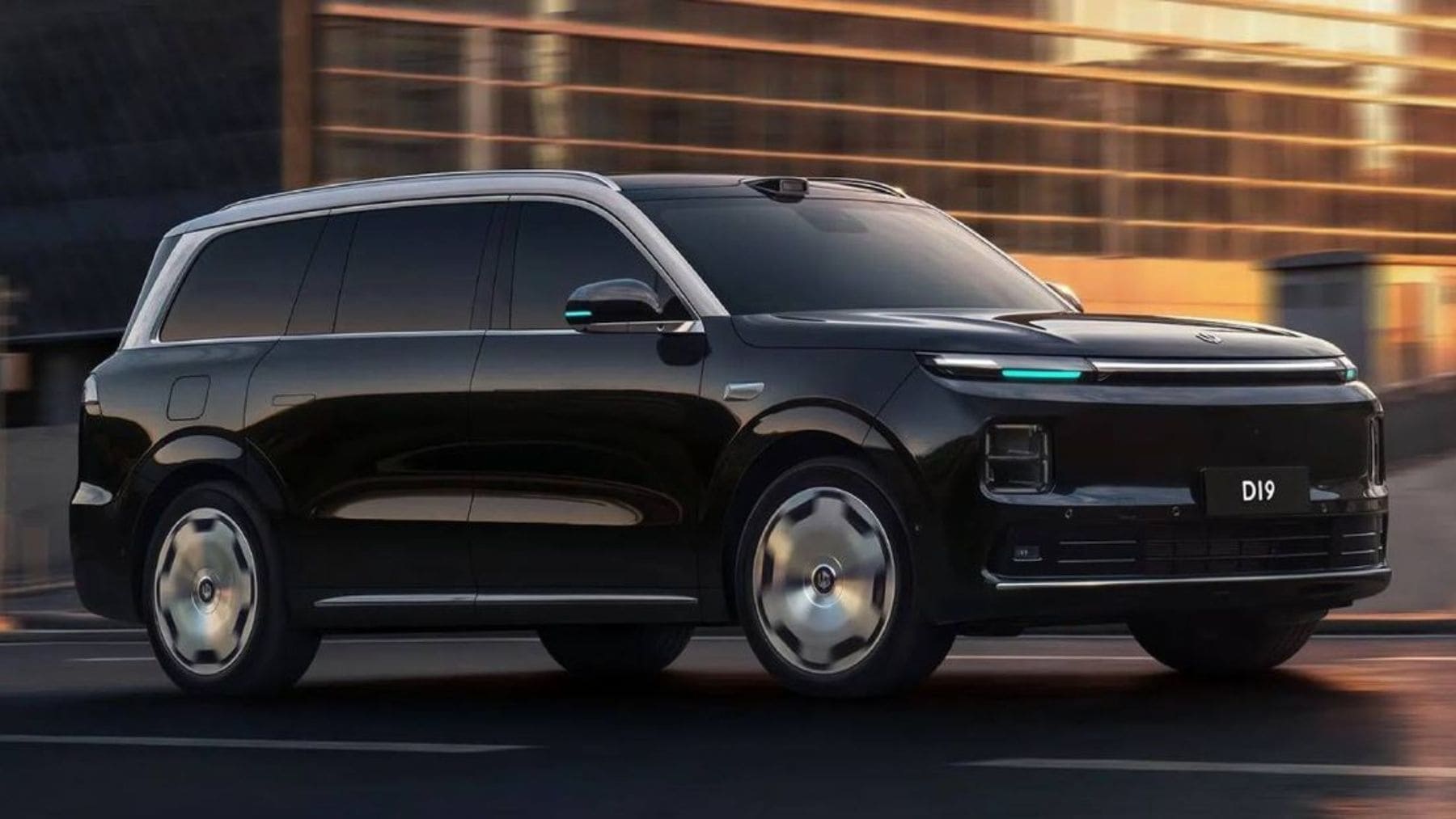 Europa obsesionada con frenar a los chinos y va Stellantis y se trae a su mejor SUV de 7 plazas: 5,2 metros, 800V y 1.300 km de autonomía REEV con motor de combustión como extensor