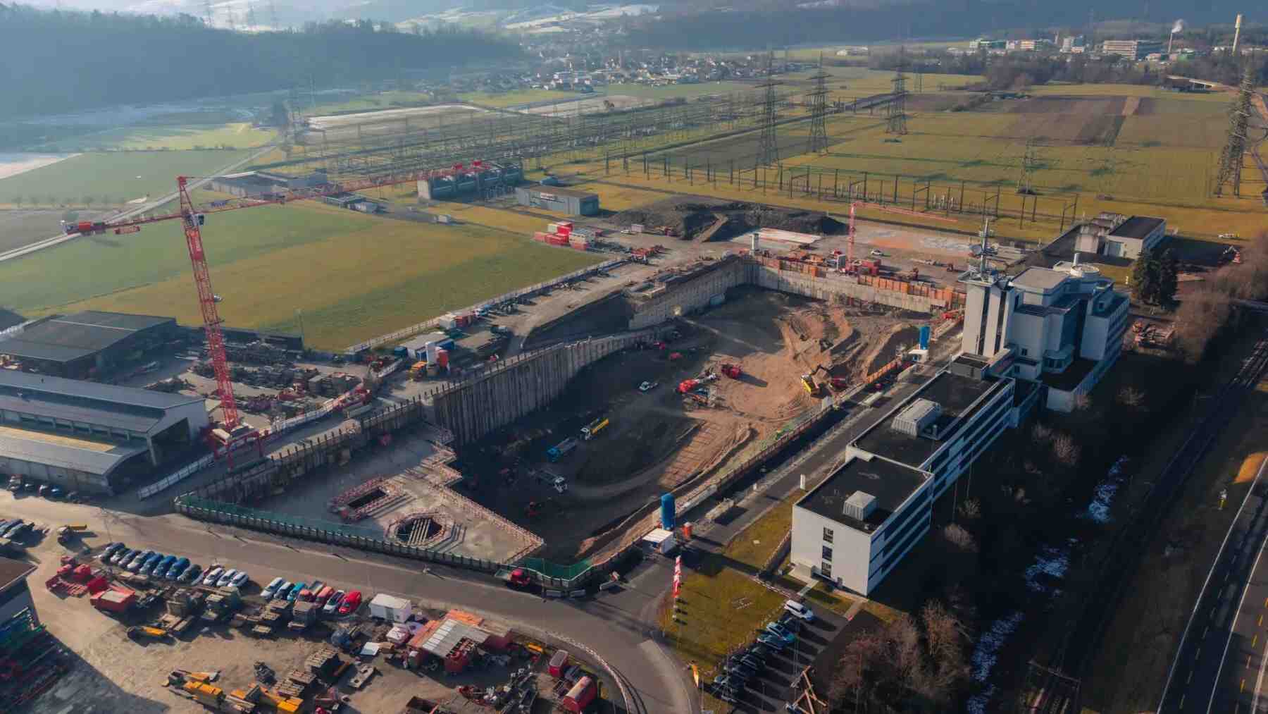 Entierran dos campos de fútbol a 27 metros bajo tierra: la ‘batería líquida’ que funcionará como una central nuclear en 2029