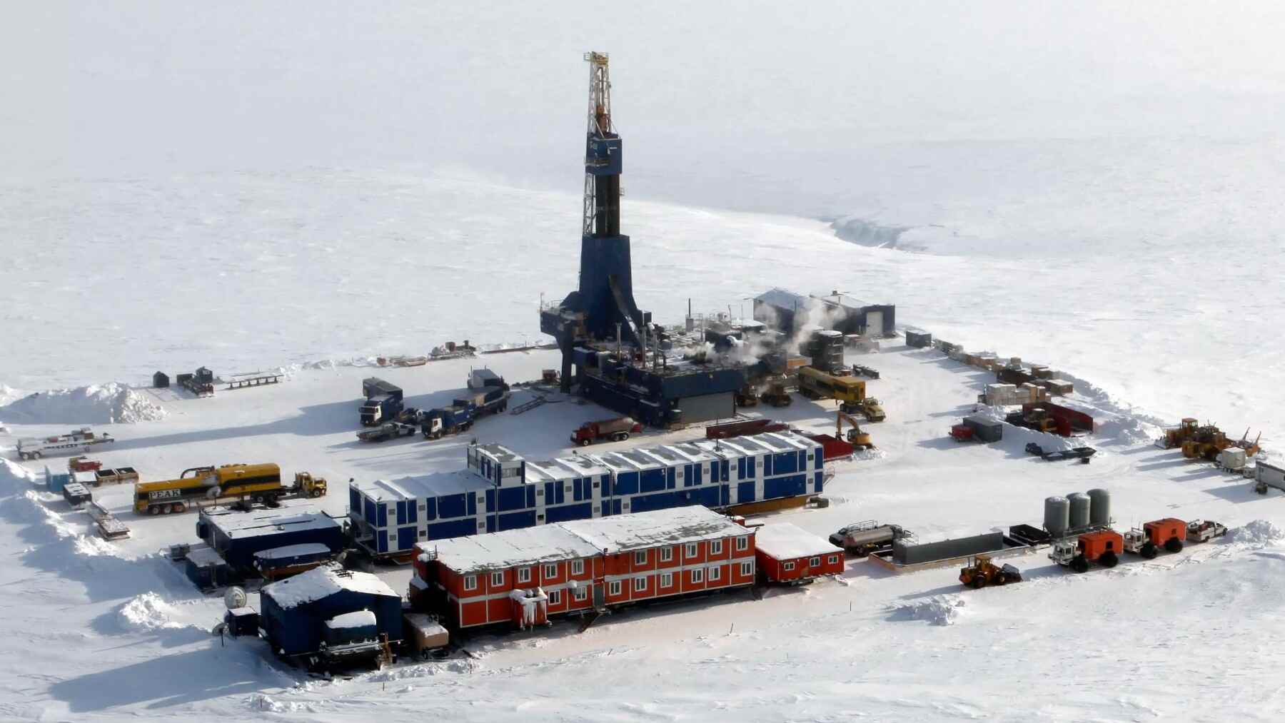 1.459 metros de profundidad, 2.190 barriles diarios y crudo ligero de alta calidad: la jugada que Repsol cierra en Alaska justo cuando Europa entierra la gasolina