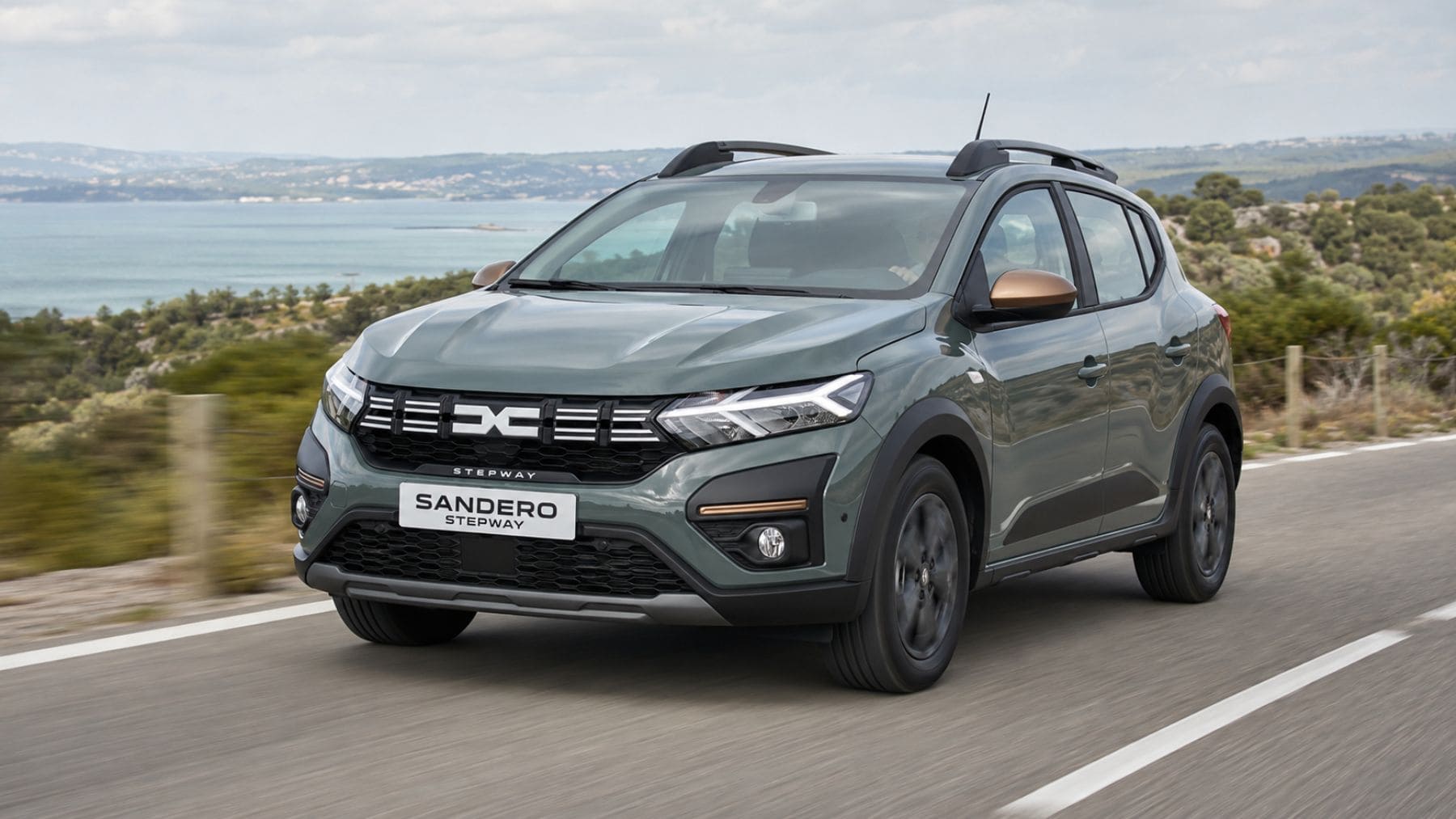 1.590 kilómetros con dos depósitos, 120 caballos, etiqueta ECO y 140 euros al mes: el coche nuevo más barato que puede comprar una familia en España sigue siendo un Dacia que bebe gas