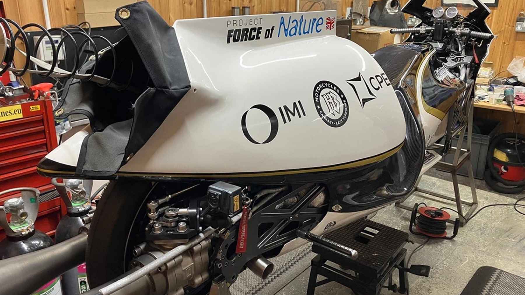De 0 a 100 por hora en cuatro décimas de segundo y aplastado por casi 7 G como un piloto de caza: la moto cohete que no quema ni gota de gasolina, solo agua hirviendo, y es la de aceleración más rápida del mundo