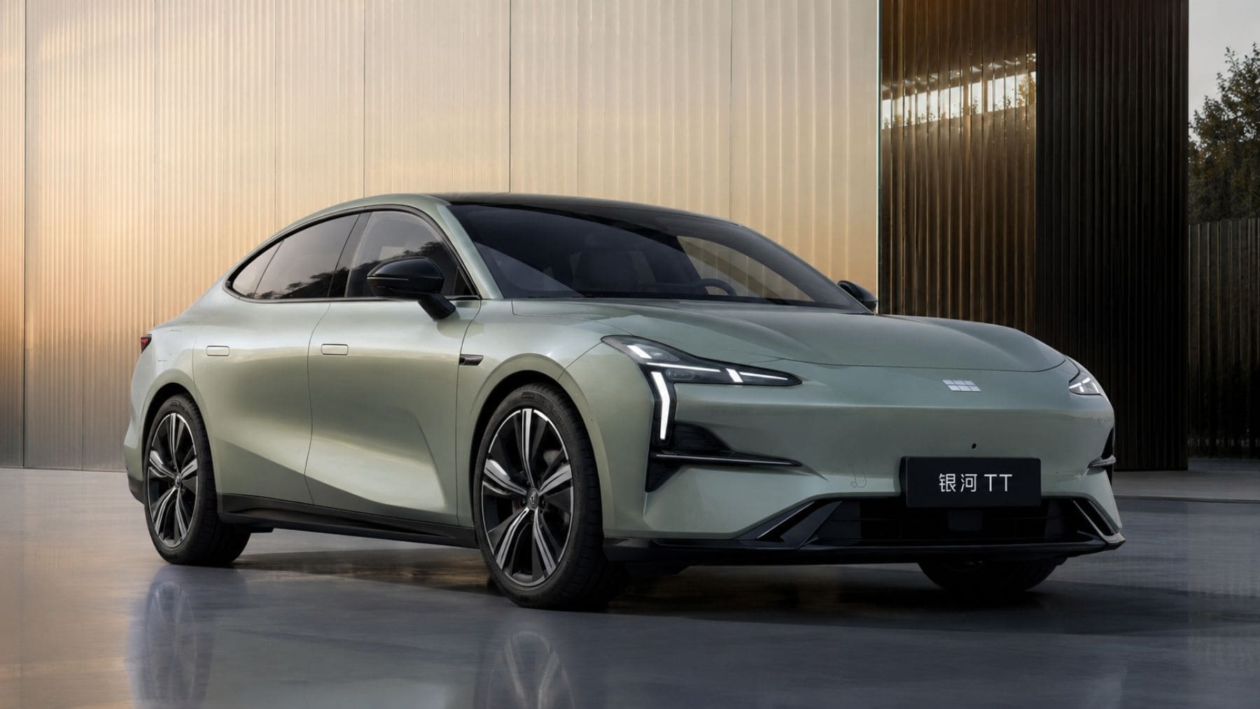 Todos pendientes del Tesla Model 3 y va Geely y presenta una berlina eléctrica deportiva con cara de coche de lujo, tres baterías a elegir y hasta 725 kilómetros de autonomía con una sola carga