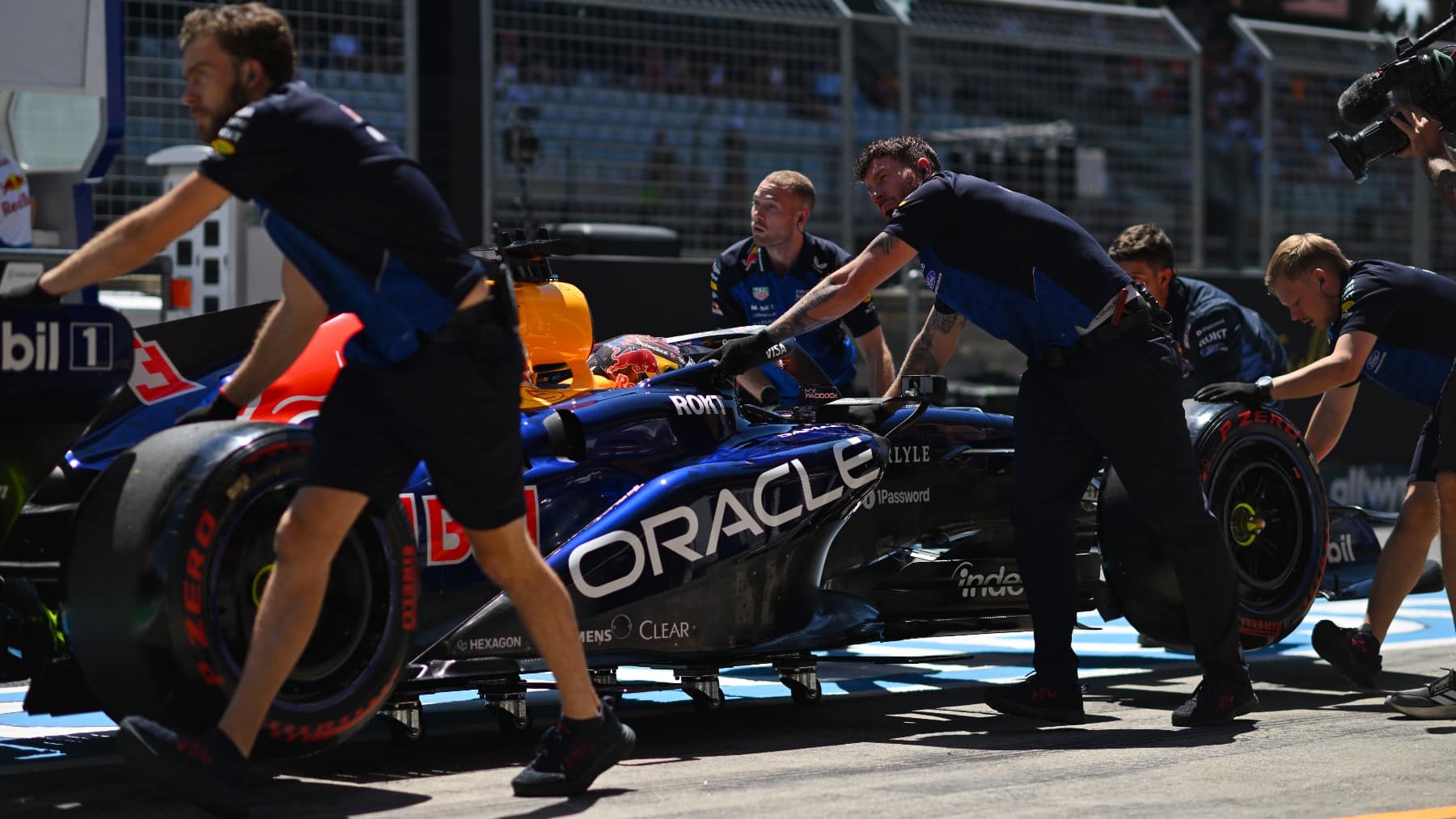 Mercedes empieza delante y Red Bull, con problemas