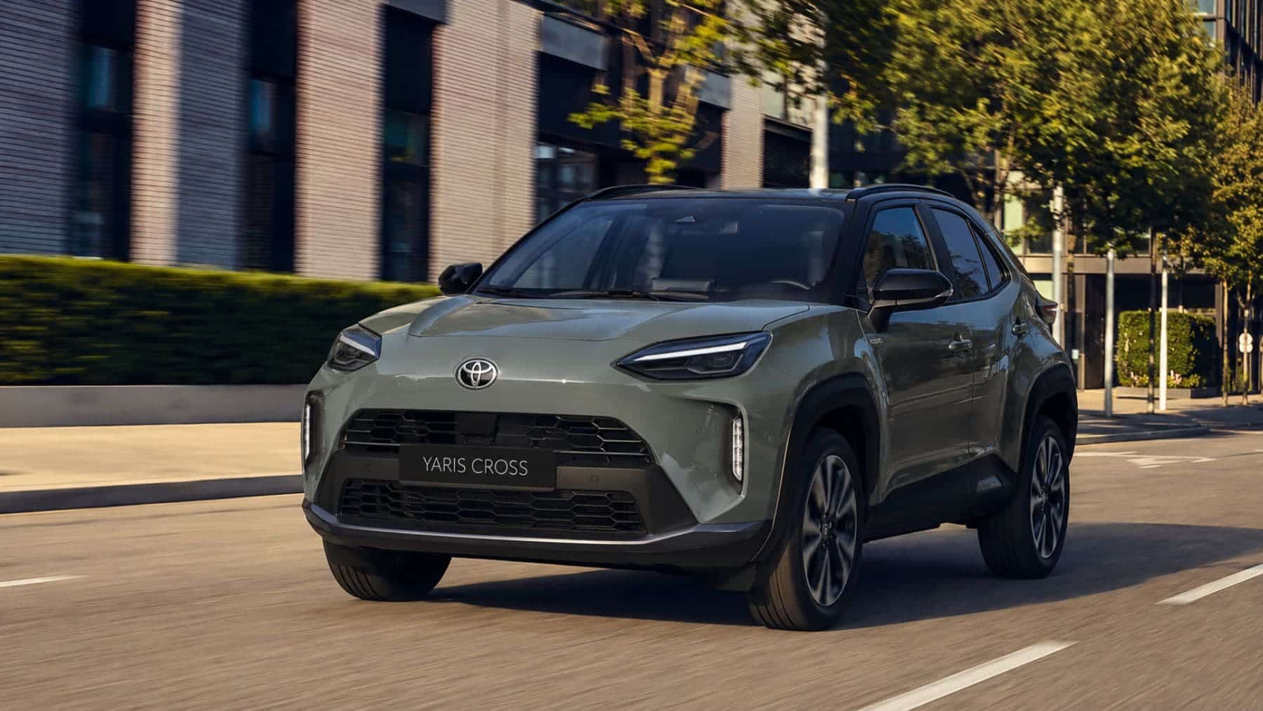 Full hybrid, etiqueta ECO, fama de no romperse jamás y 122 euros al mes: el SUV pequeño japonés que España compra con los ojos cerrados baja la cuota en junio