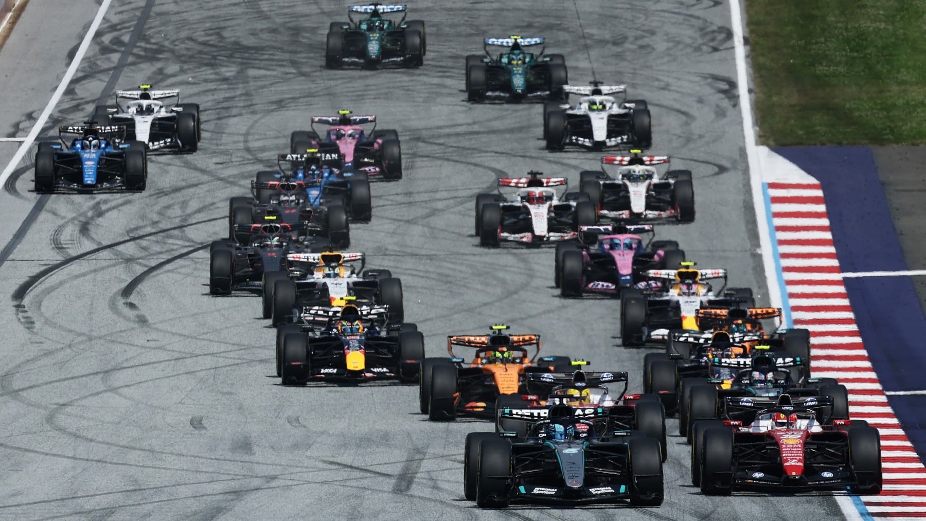 Russell aviva el Mundial y Verstappen vuelve; Sainz abandona y Alonso, 18º