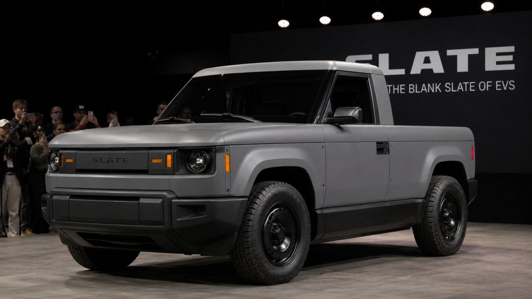 Carrocería de plástico gris sin pintar, cero pantallas y a ti te dejan decidir el resto: el dueño de Amazon respalda la ‘anti-Cybertruck’, fabricada en una vieja papelera de Indiana