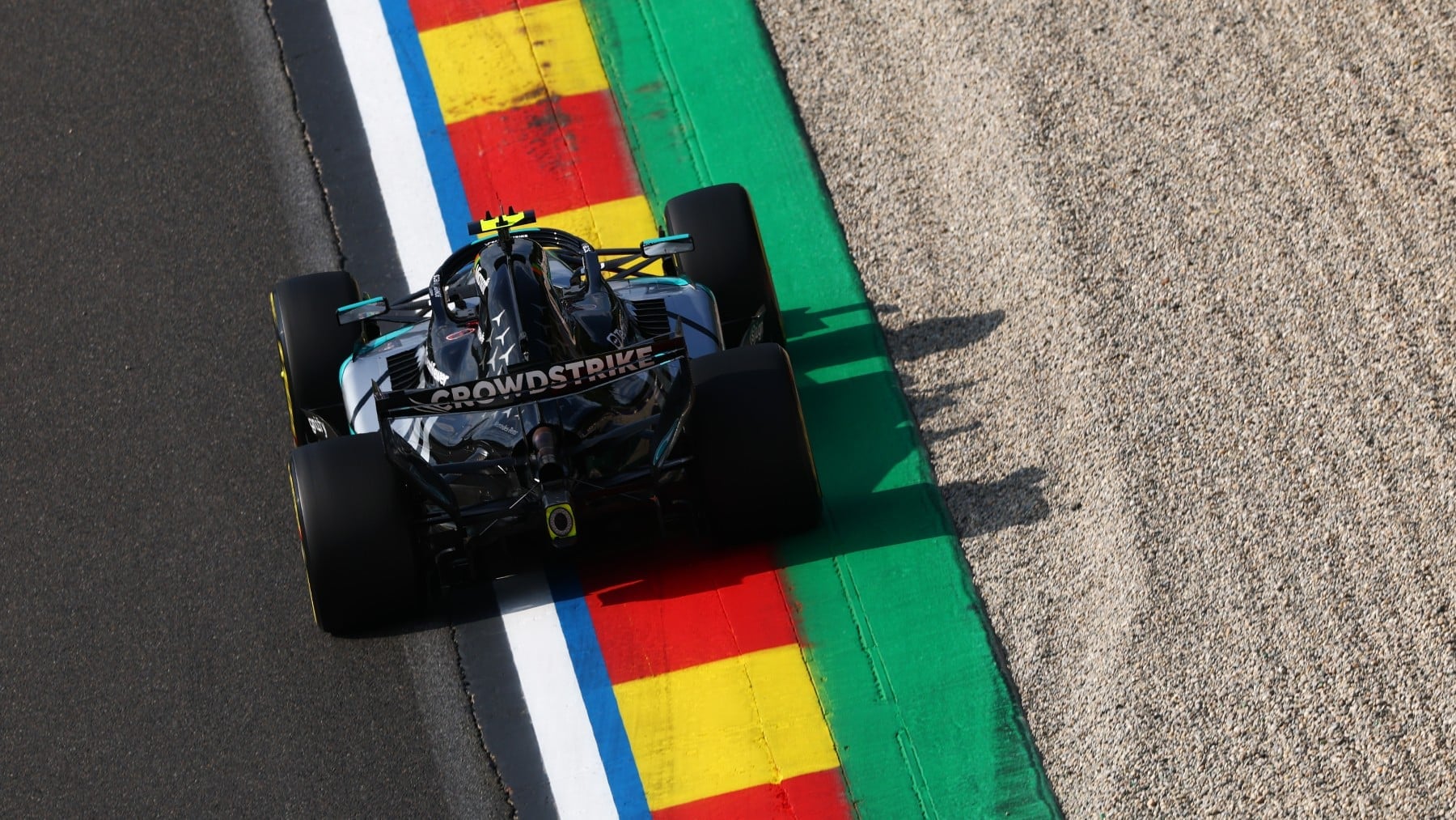Antonelli domina y Hamilton choca; Alonso y Sainz siguen en su mundo
