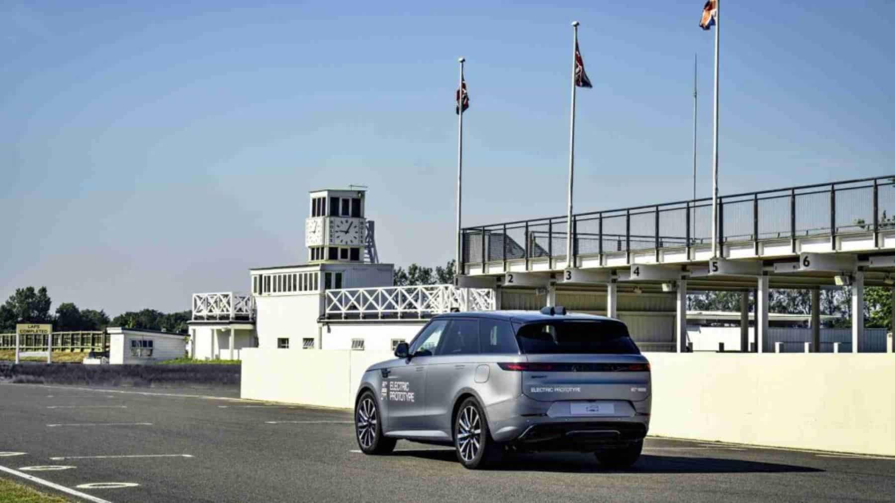 El asedio chino a los SUV de lujo ya tiene respuesta británica: mientras Zeekr, Lotus y el Porsche Cayenne eléctrico copan el segmento, Range Rover prepara en silencio su segunda gran apuesta eléctrica para finales de año