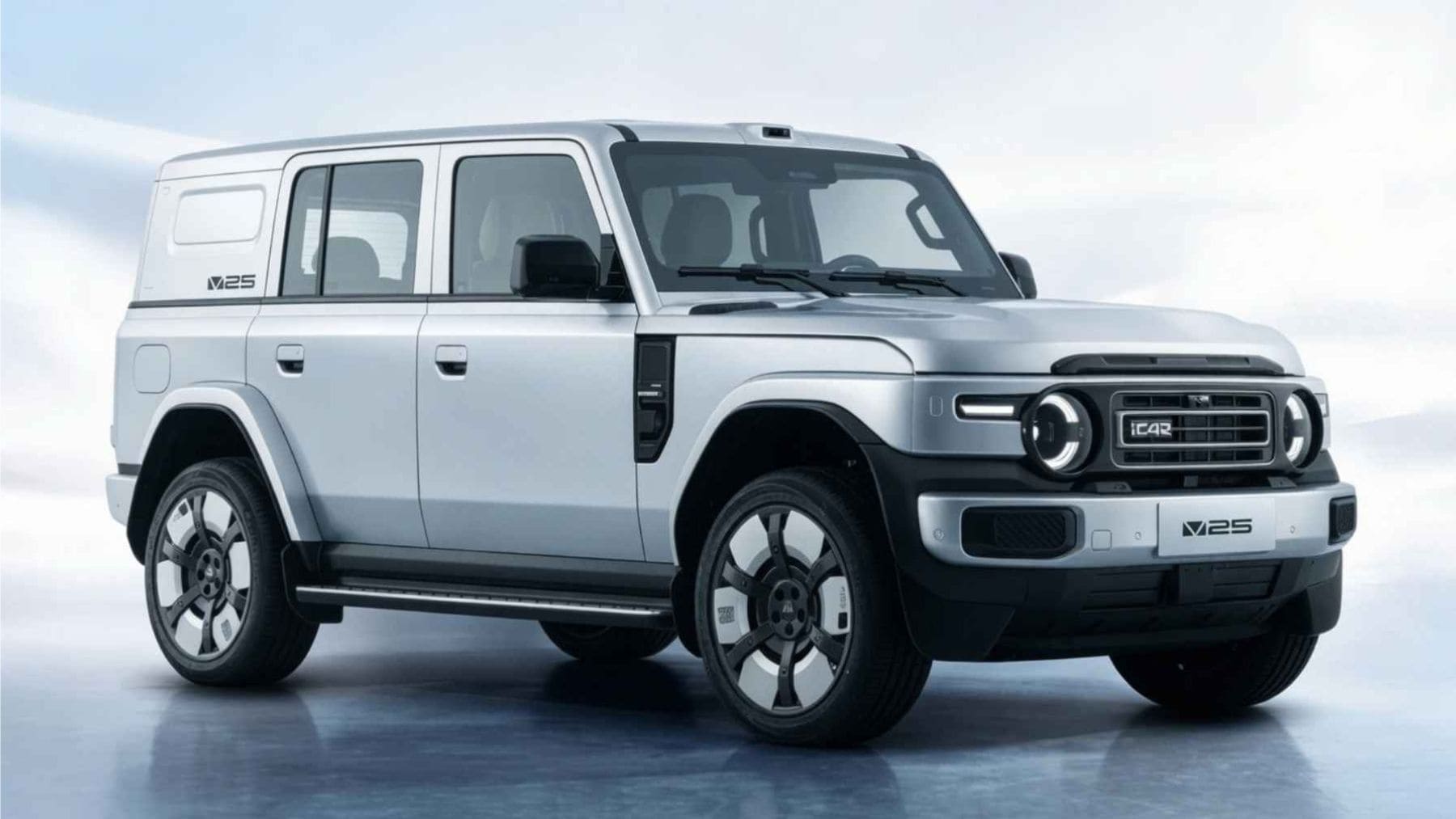 Parece un Toyota Land Cruiser FJ, mide como un RAV4 y lleva un motor que no mueve las ruedas: el todoterreno chino que llega desde China con 150 kilómetros eléctricos y un motor de gasolina que solo carga la batería