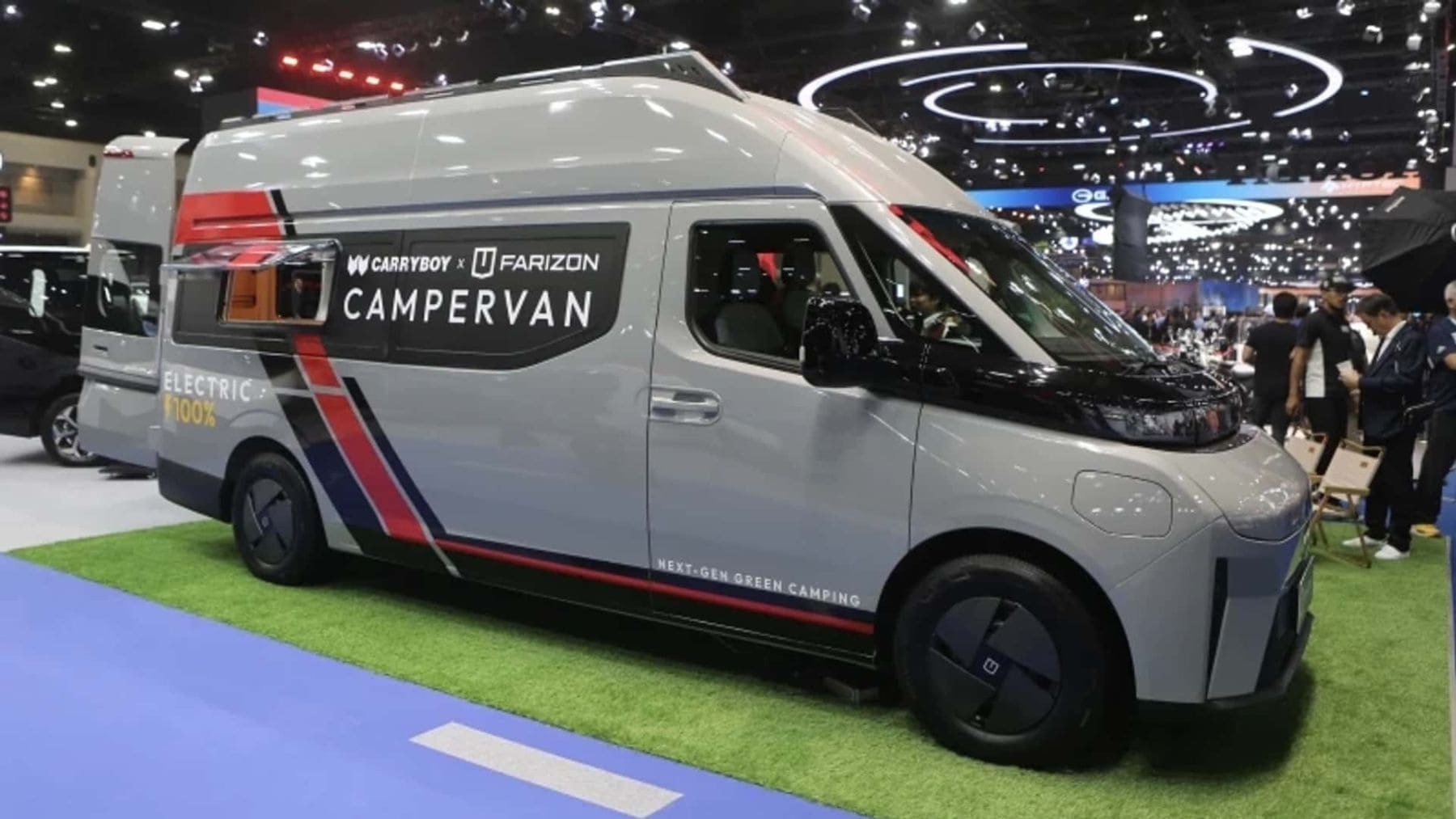 La furgoneta camper de Geely no es un prototipo, es real: 6 metros, motor eléctrico de 94 CV, batería LFP de 82 kWh, 372 km de autonomía y una distribución interior que incluye un sofá en U para seis personas y una cocina que viaja contigo