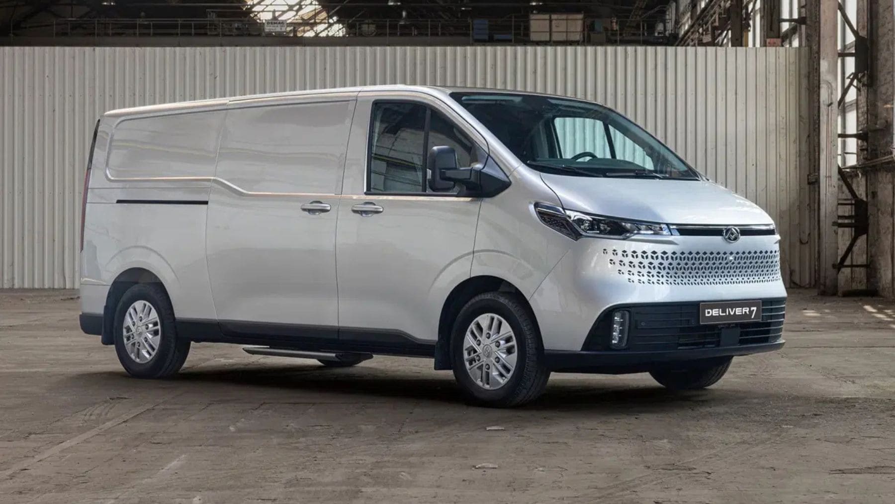 20.800 euros, 170 caballos, 390 Nm de par y un equipamiento que incluye cámara trasera y pantalla de 12,3 pulgadas: la Maxus Deliver 7 es la furgoneta diésel que pone contra las cuerdas a Ford Transit y Volkswagen Transporter por un precio de risa