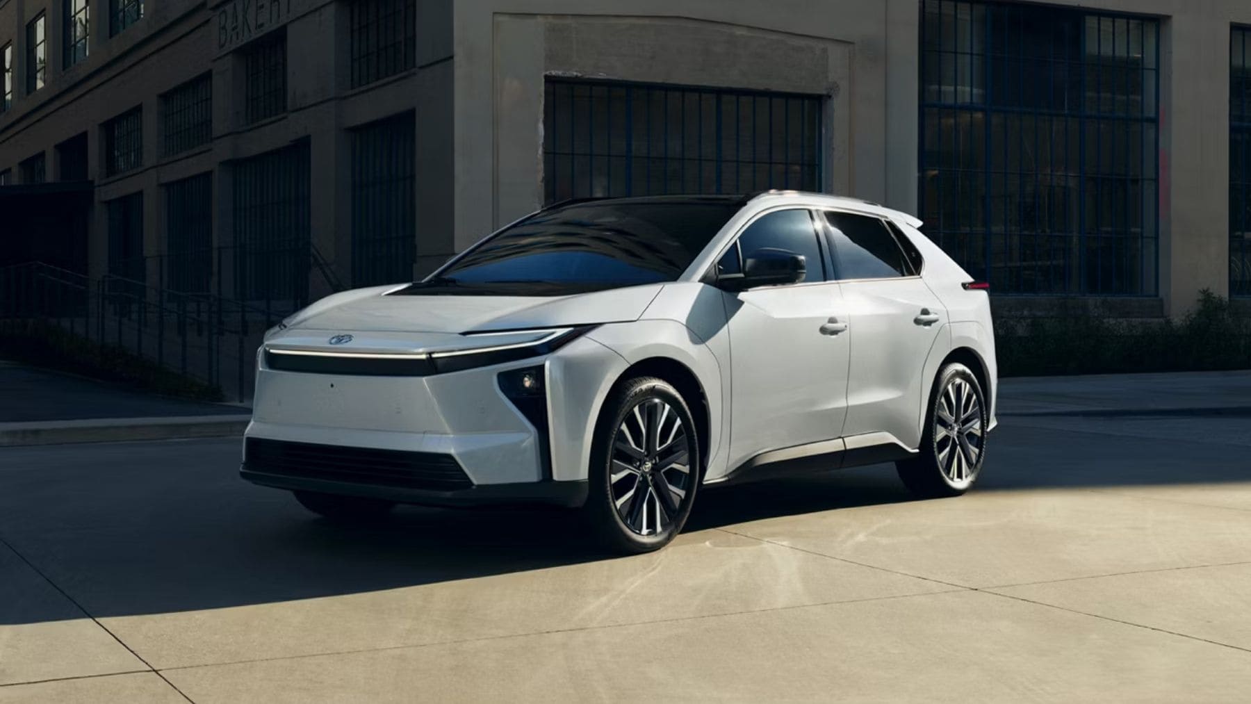 14.000 euros, batería de BYD y 630 km de autonomía: Toyota actualiza el bZ5 en China con el sistema Momenta 6.0 para frenar la caída de ventas del 64%