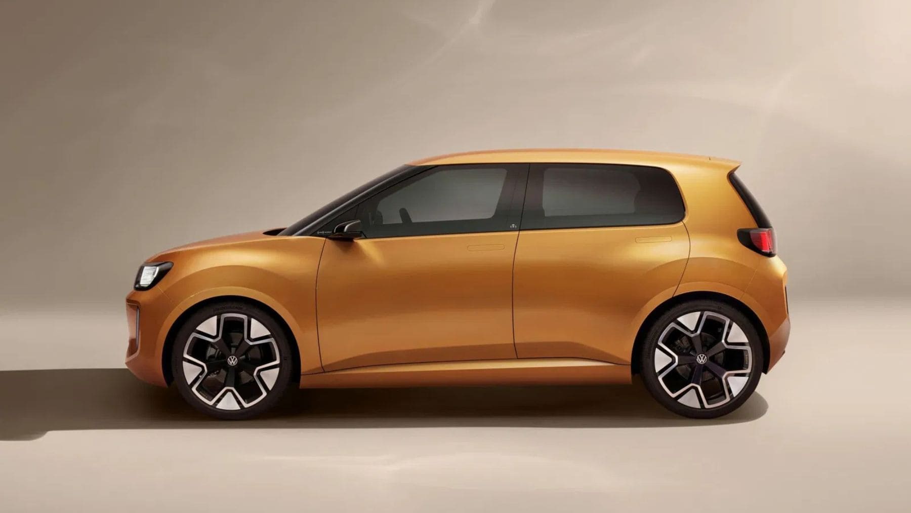 3,88 metros, 95 caballos, 250 kilómetros de autonomía y un diseño que evoca al Golf MK1: el Volkswagen ID.EVERY1 llega en 2027 con un precio de 20.000 euros y se fabricará en Portugal para plantar cara al Renault 5