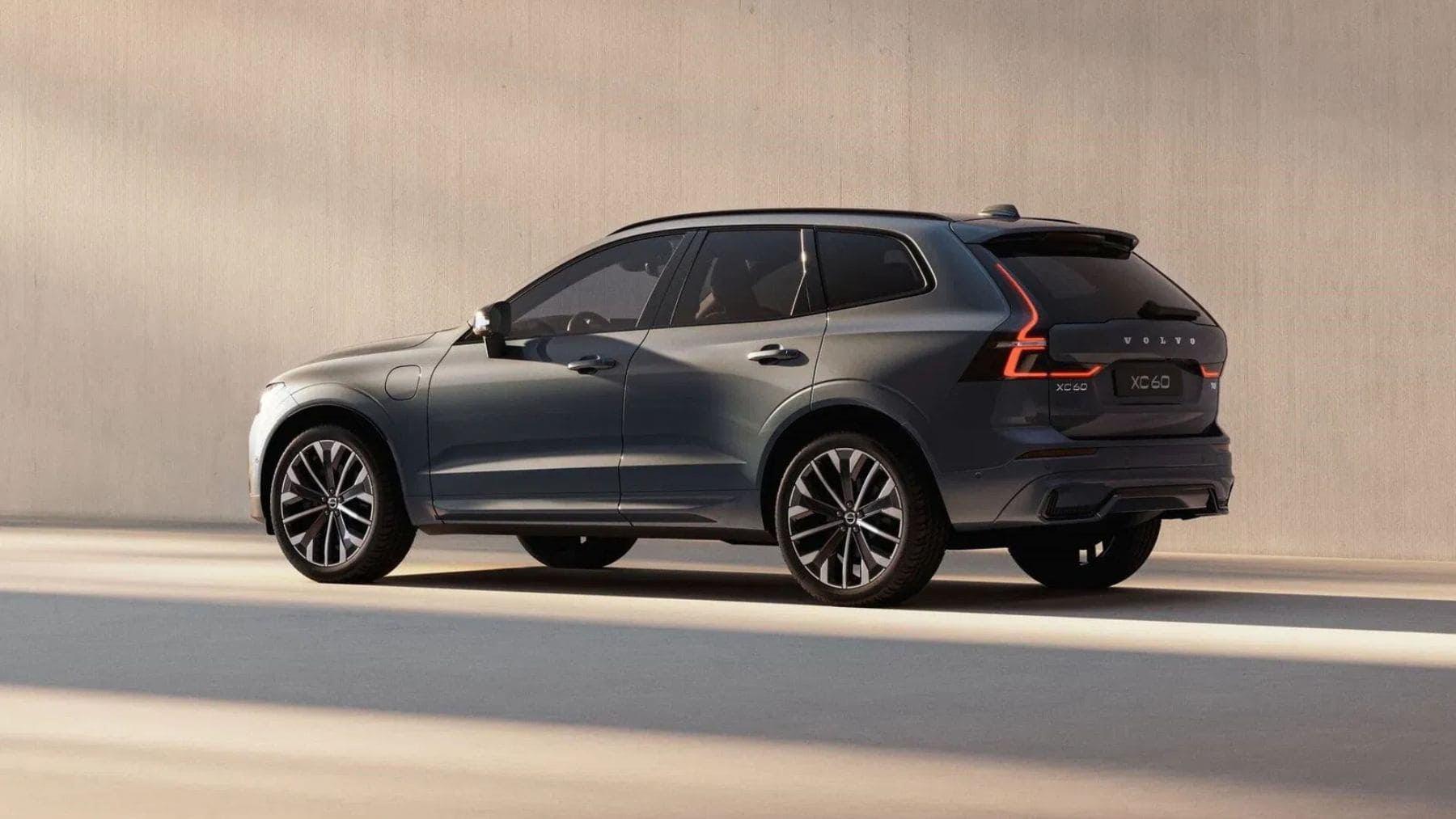 55.600 euros, 598 litros de maletero y una pantalla que crece hasta las 11,2 pulgadas: el Volvo XC60 2026 llega para competir en el segmento de los SUV premium con una actualización que mejora la experiencia digital y mantiene el ADN familiar