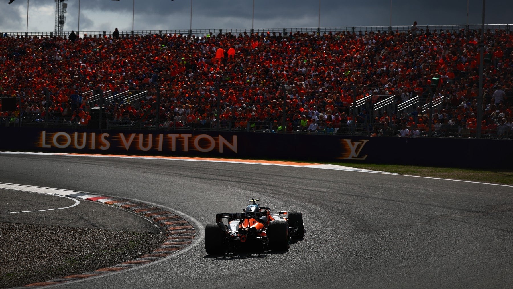 Norris arrasa, Alonso brilla en los puntos y Sainz, 16º