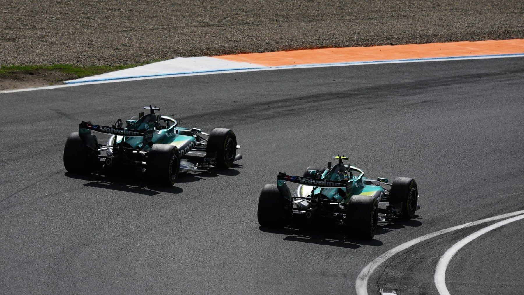 Russell sigue con vida y Alonso muestra ritmo; test para Sainz