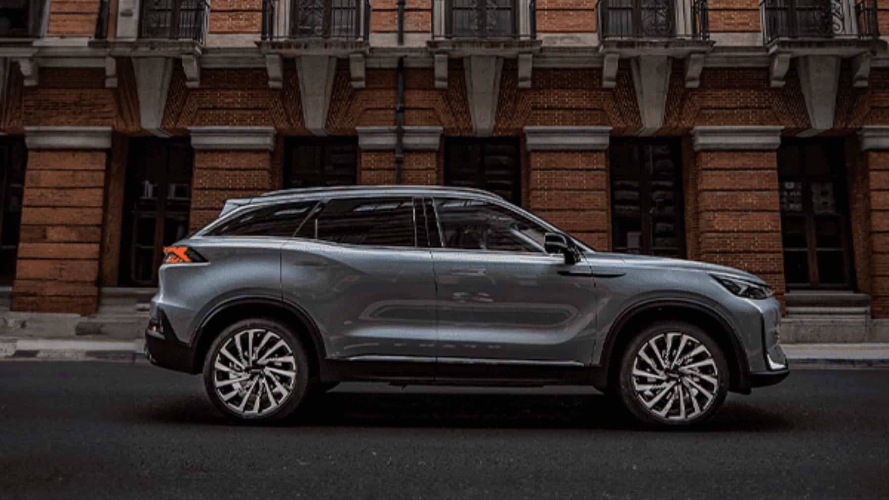 1.500 euros de descuento, 177 CV, 4,75 metros y un consumo real de 7,6 litros: el BAIC X75 es el SUV chino que todavía se atreve a no electrificarse y cuesta 33.495 euros al contado